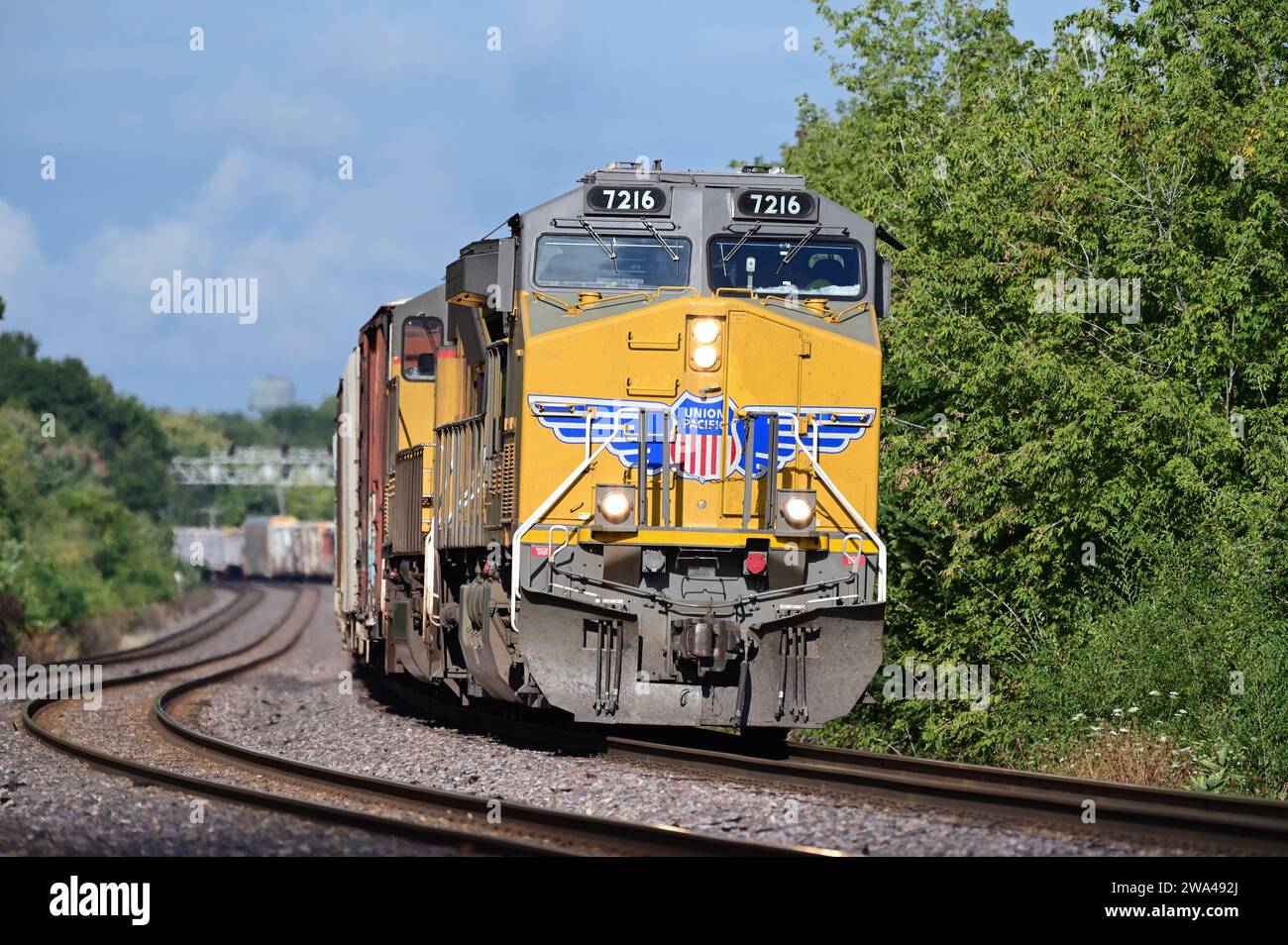 Winfield, Illinois, EE.UU. Con su tren visible atado detrás, dos locomotoras lideran un tren de carga de Union Pacific hasta un ligero grado. Foto de stock