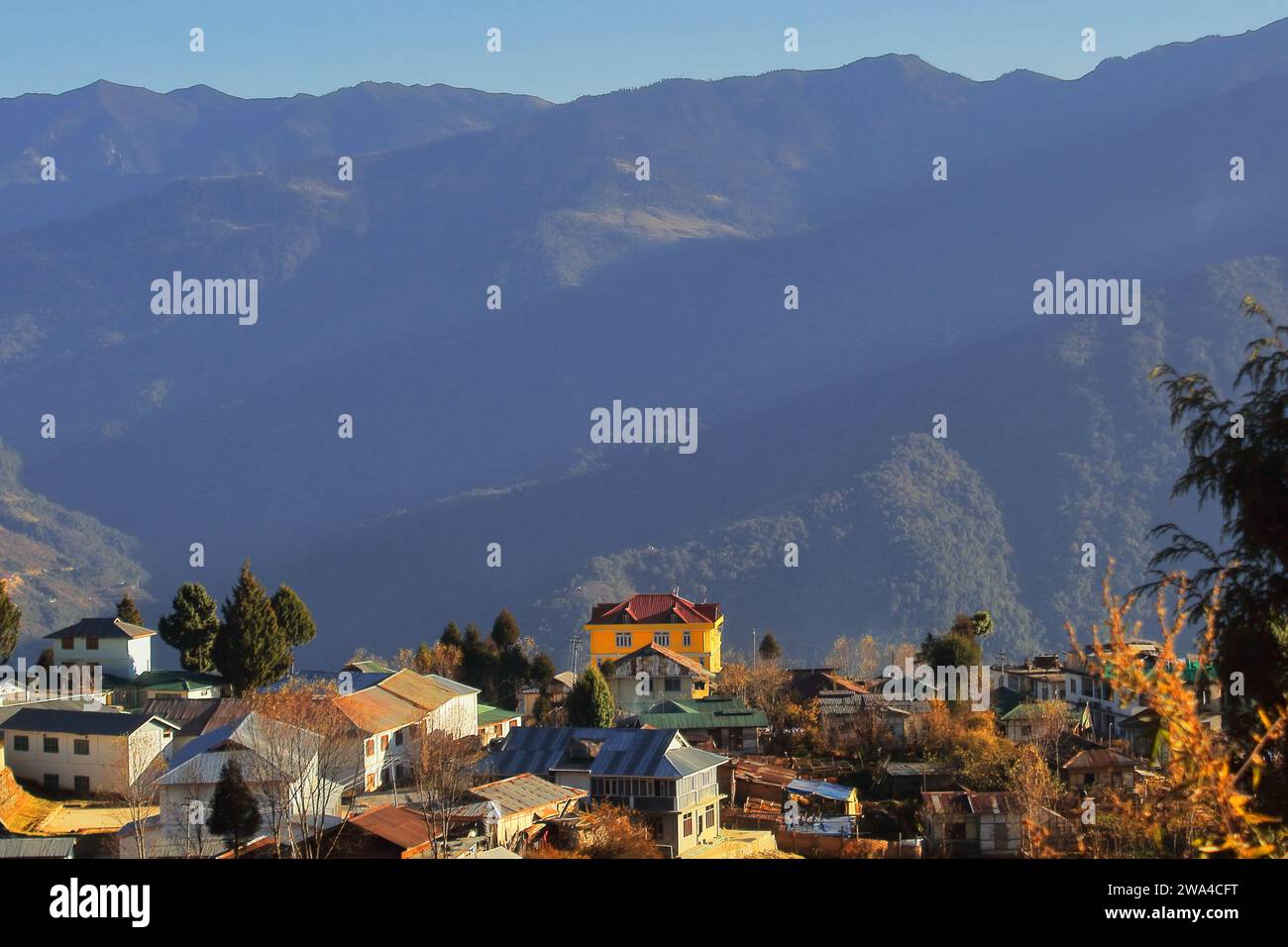 vista panorámica de la hermosa zona rural cerca de la estación de la colina de tawang y las montañas del himalaya, arunachal pradesh en el noreste de la india Foto de stock