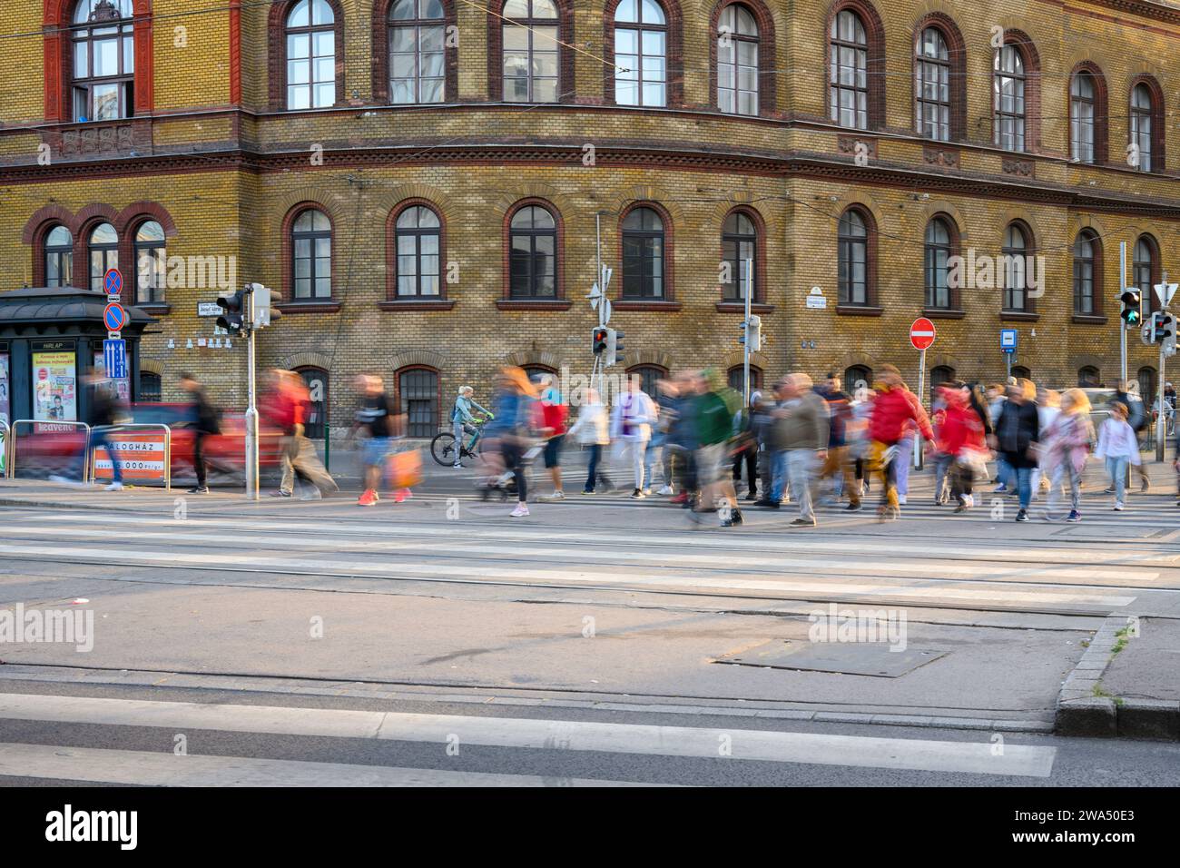 El movimiento borrosa el tráfico de la hora Rush, Budapest, Hungría con atascos de tráfico, transporte público, bicicletas y peatones apresurados Foto de stock