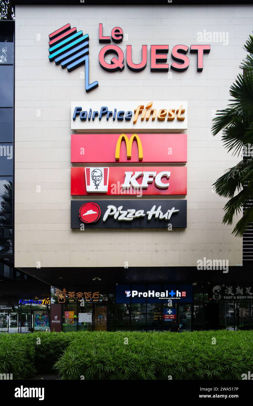 Una vista rara para ver las señales de alimentos y bebidas de las grandes marcas todo en una fila, consiste en MacDonald, Kentucky Fried Chicken y Pizza Hut marca. Singapur. Foto de stock