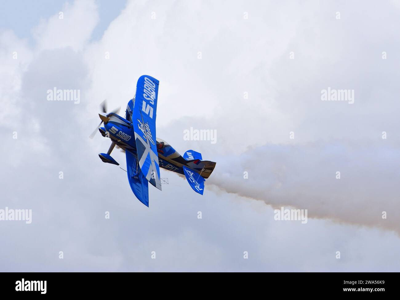 LITTLE GRANSDEN, CAMBRIDGESHIRE, INGLATERRA - 28 DE AGOSTO de 2022: Pitts S-2 Special Biplane Stunt Aircraft en vuelo. Foto de stock