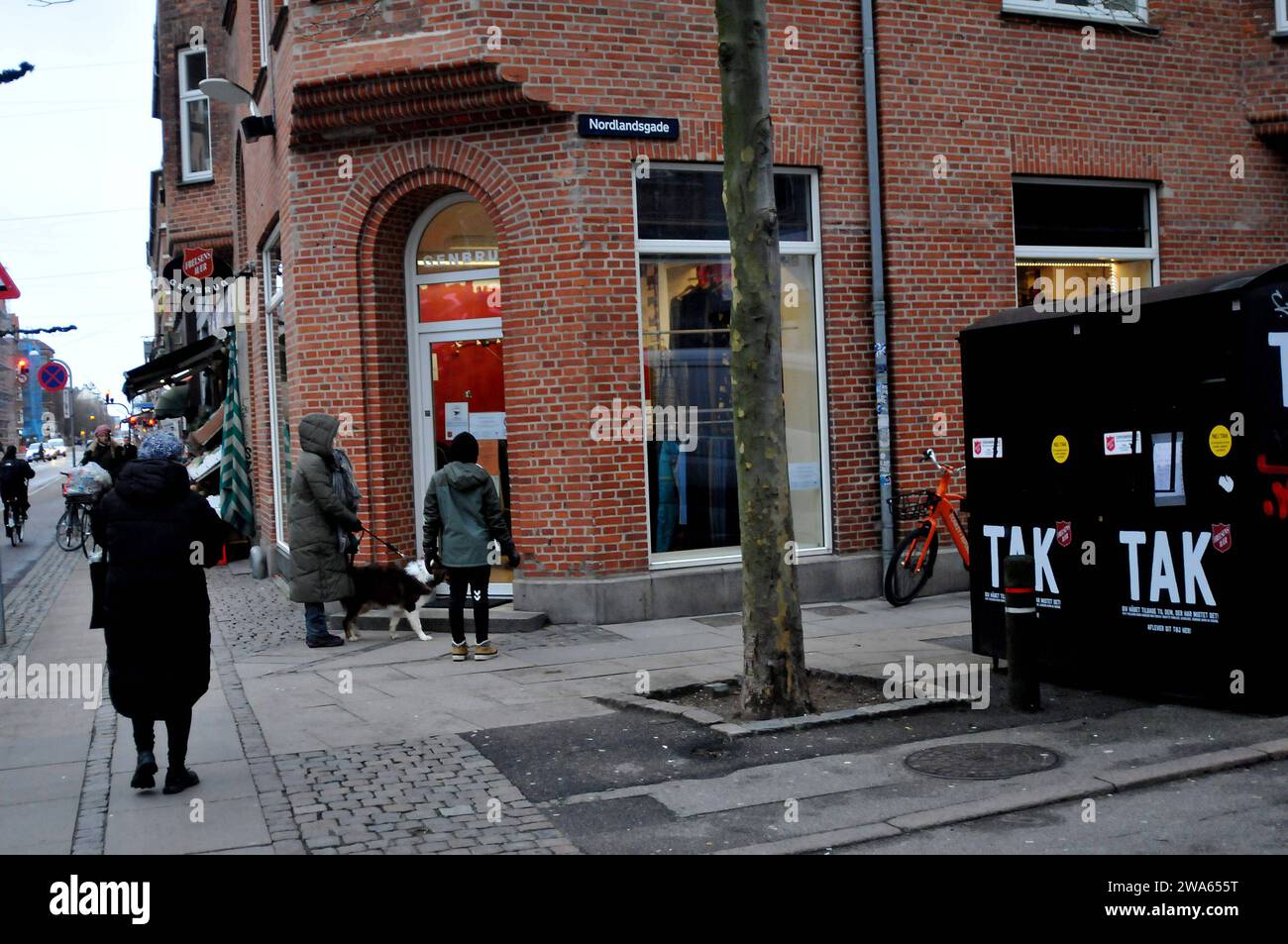 Copenhague, Dinamarca /02 de enero de 2024/. La salvación del ejército de la iglesia valuneer ropa y zapatos y otro artículo contrain y 2nd han tienda en Copenhague-Foto.Francis Joseph Dean / Dean Pictures Foto de stock