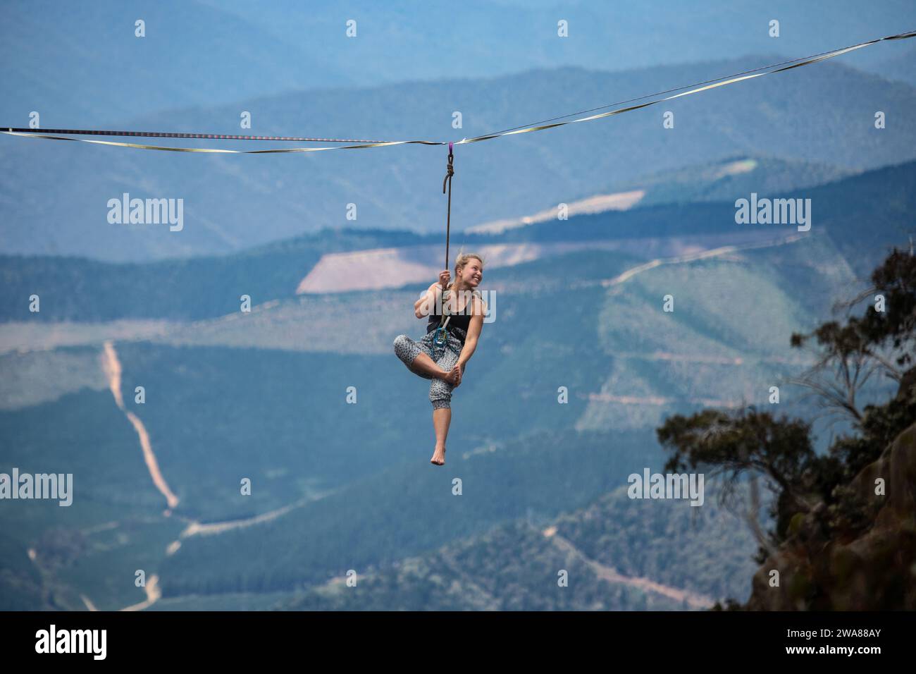 Slacklining a través de los Alpes Australianos. Un slackliner que equilibra alto en Mount Buffalo en Victoria, Australia. Foto de stock