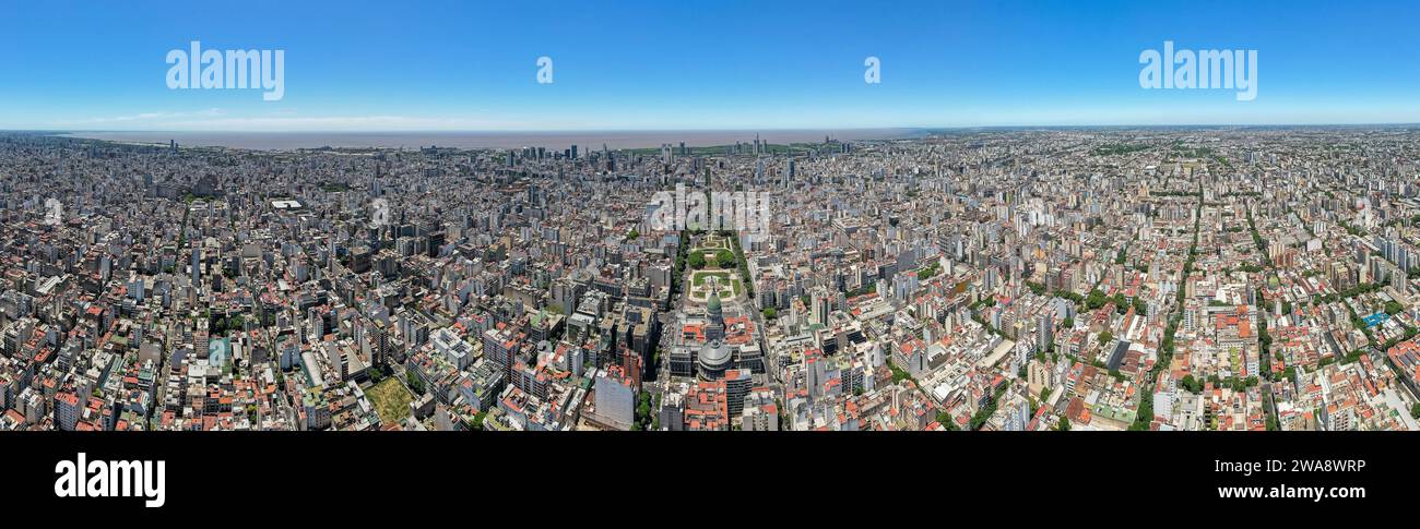 Hermosa vista aérea de la bandera argentina ondeando, el Palacio del Congreso Nacional Argentino, en la ciudad de Buenos Aires, Argentina Foto de stock