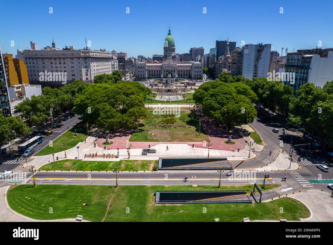 Hermosa vista aérea de la bandera argentina ondeando, el Palacio del Congreso Nacional Argentino, en la ciudad de Buenos Aires, Argentina Foto de stock
