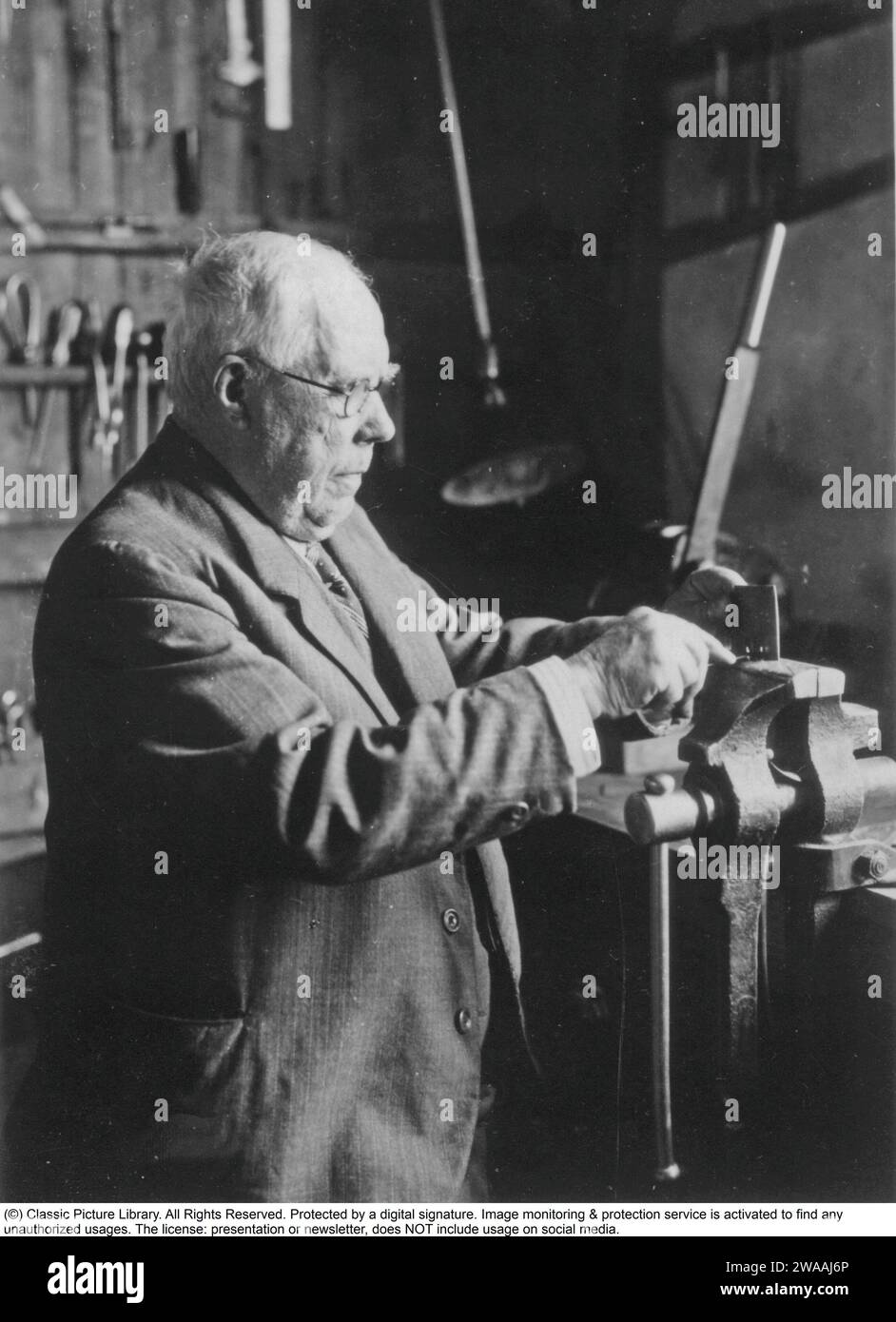 Johan Petter Johansson. Nacido en diciembre de 12 1853, murió en agosto de 25 1943. Fue un inventor sueco y es el padre de la moderna llave ajustable que él patentó 1891 y 1892. Obtuvo más de 100 patentes en total. También inventó la llave de plumero que se ve en sus manos. Más de 100 millones de llaves fabricadas hasta la fecha. Foto de stock