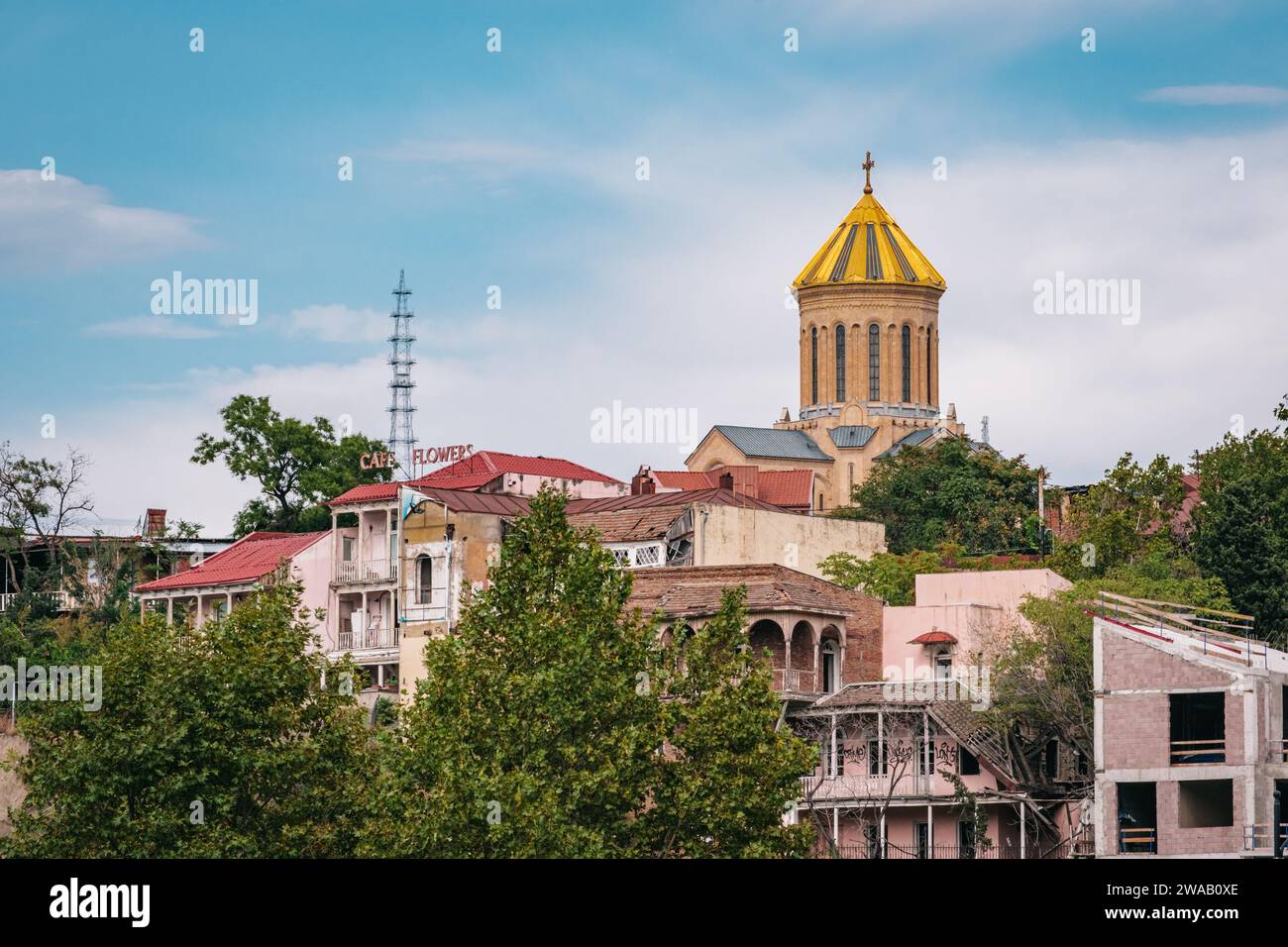 Vista sobre la catedral de Sameba y su cúpula dorada en la antigua Tbilisi (Georgia) Foto de stock