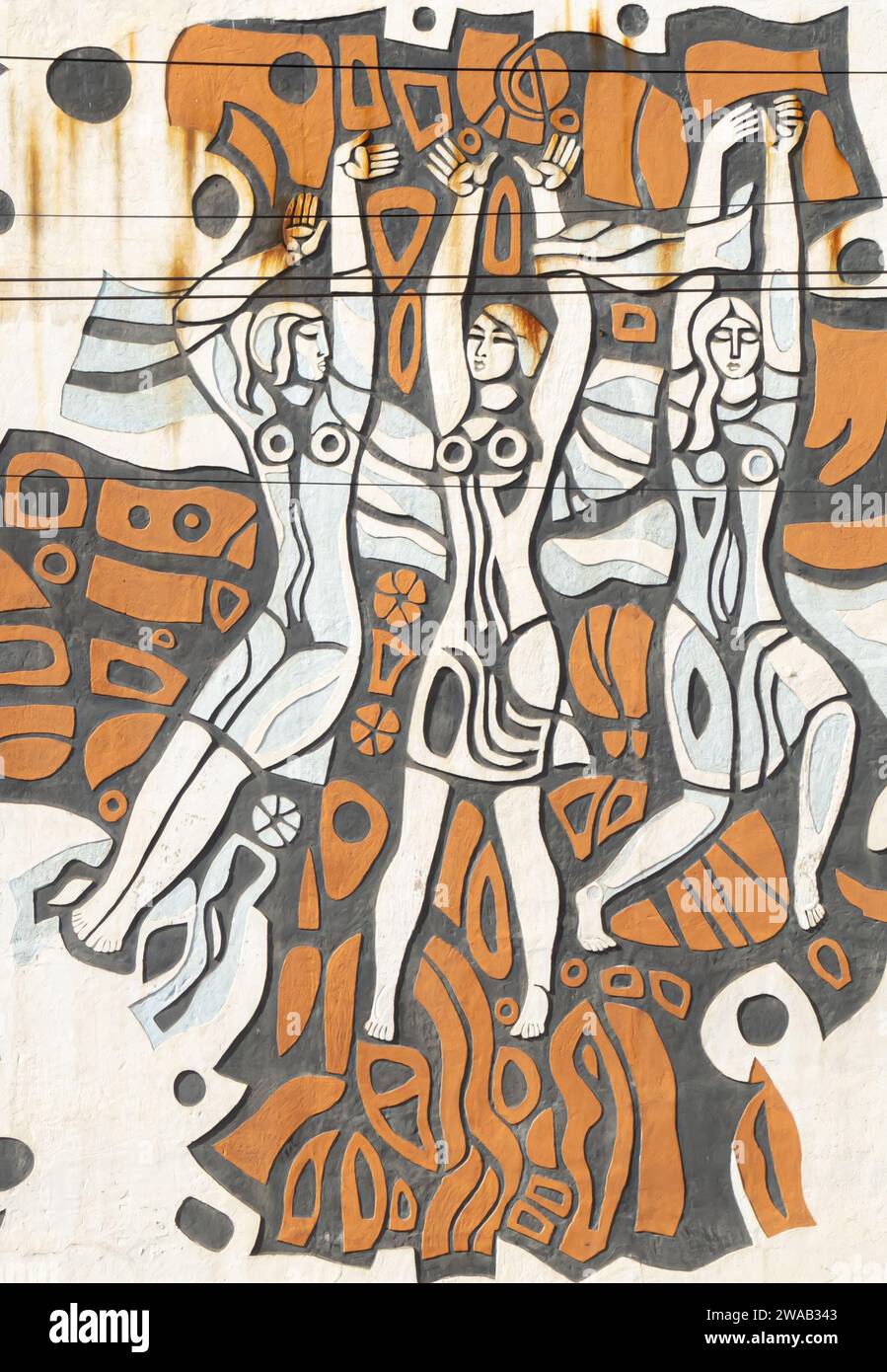 Sgraffiti mural de Simakov A. que representa a las mujeres kazajas, Almaty Kazajstán, edificio de Bacchus (antigua fábrica de champán) Foto de stock