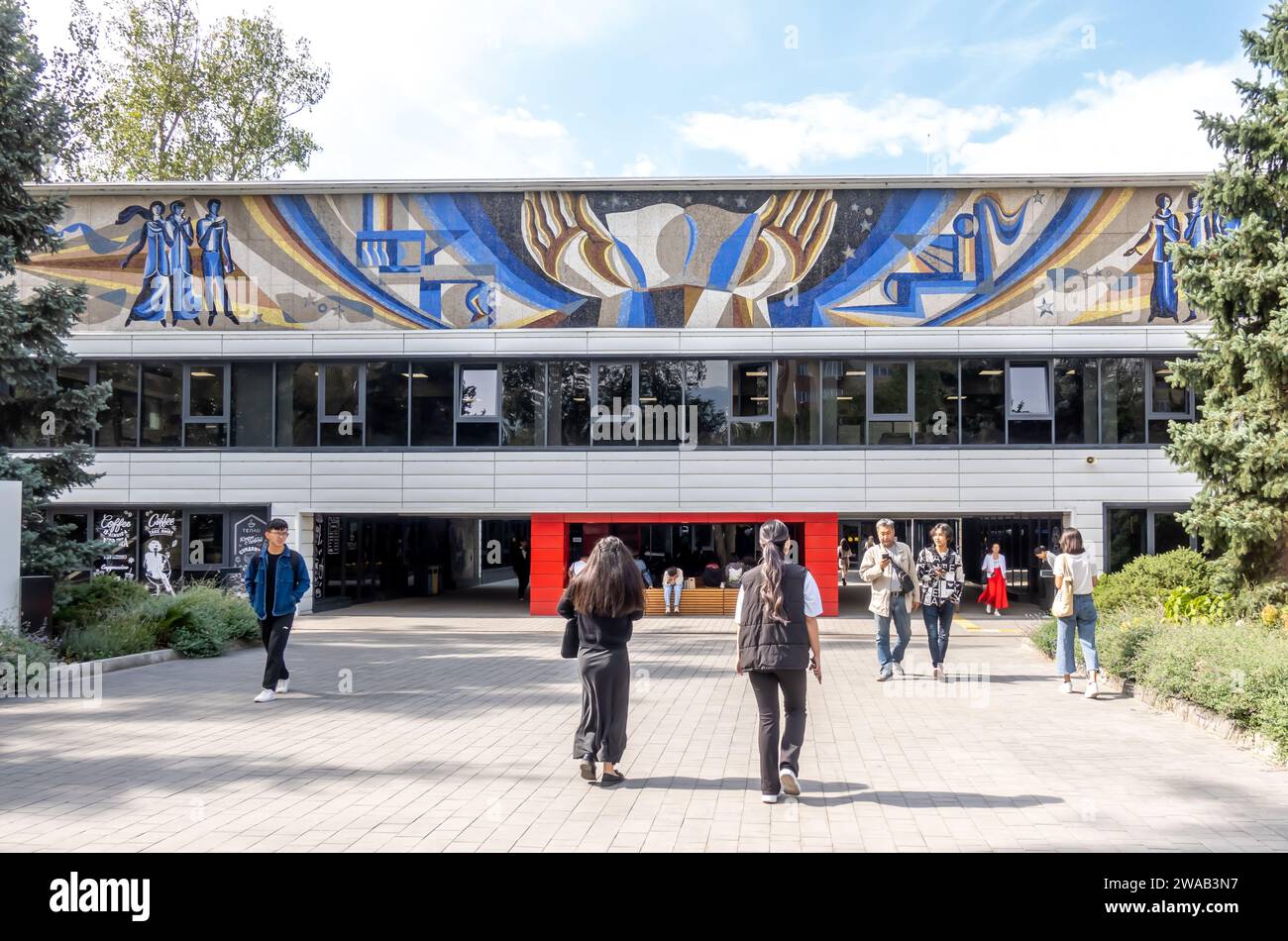 Edificio de la Universidad de Narhoz, estudiantes. Un mosaico de la Universidad de Narxoz creado por Kirakozov, Sebastián. Almaty Kazajistán Foto de stock