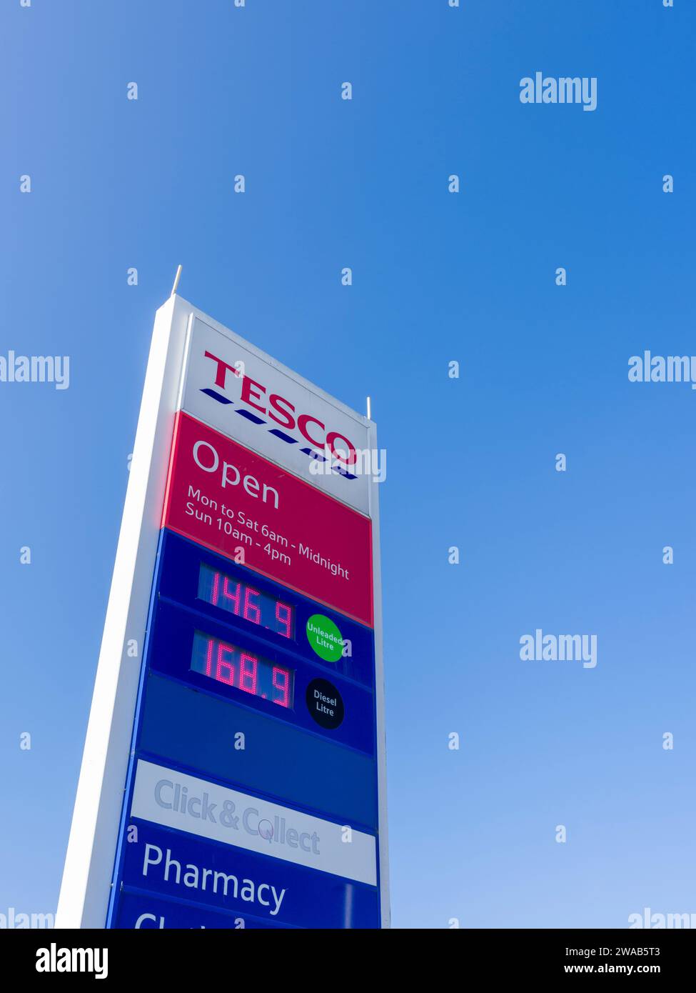 Precios de gasolina y diesel en un cartel en un supermercado Tesco en Weston-super-Mare, North Somerset, Inglaterra. Foto de stock