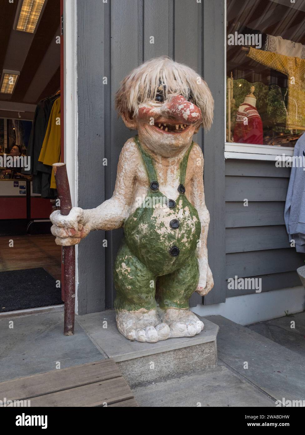 Un troll, una mítica criatura noruega, de guardia frente a una tienda en Geiranger, Noruega. Foto de stock
