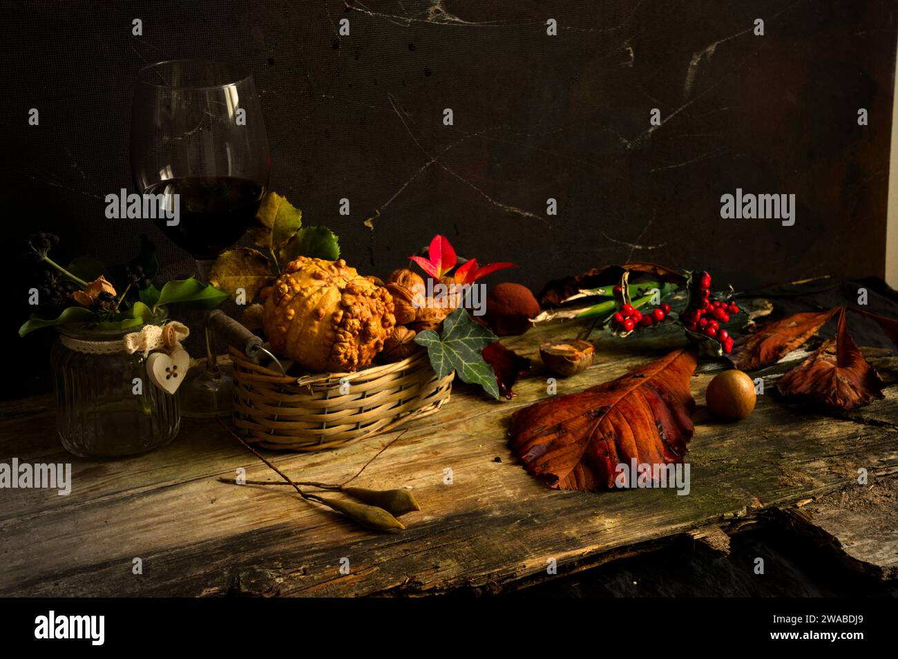 Naturaleza muerta flamenca con comida, flores, semillas. Clasificación amarilla y marrón Foto de stock