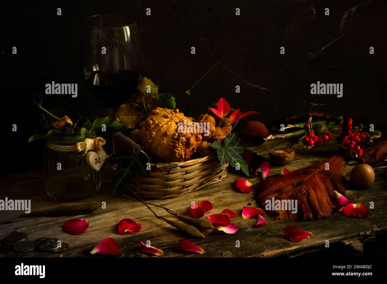 Naturaleza muerta flamenca con comida, flores, semillas. Clasificación amarilla y marrón Foto de stock