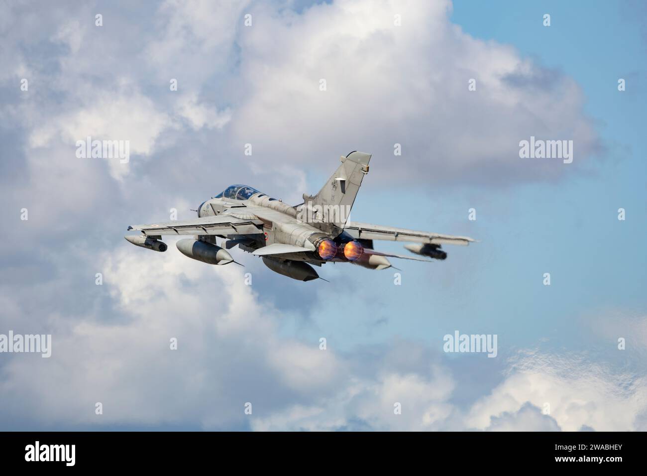 La Fuerza Aérea Italiana Panavia Tornado IDS Multirole Combat Jet MM7029 sale de la RAF Fairford en el sur de Inglaterra después de participar en el RIAT Foto de stock