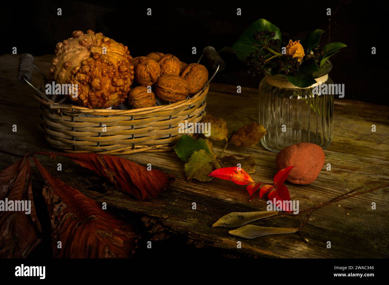 Naturaleza muerta flamenca con comida, flores, semillas. Clasificación amarilla y marrón Foto de stock