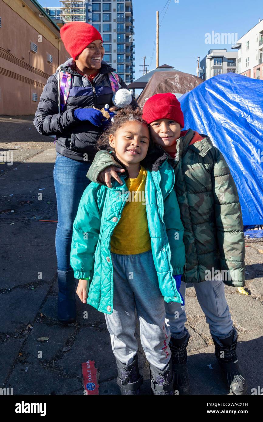 Denver, Colorado - Los inmigrantes, en su mayoría de Venezuela, viven en un campamento de tiendas de campaña cerca del centro de Denver. La ciudad ayudó a unos 35.000 migrantes en 2023 con foo Foto de stock