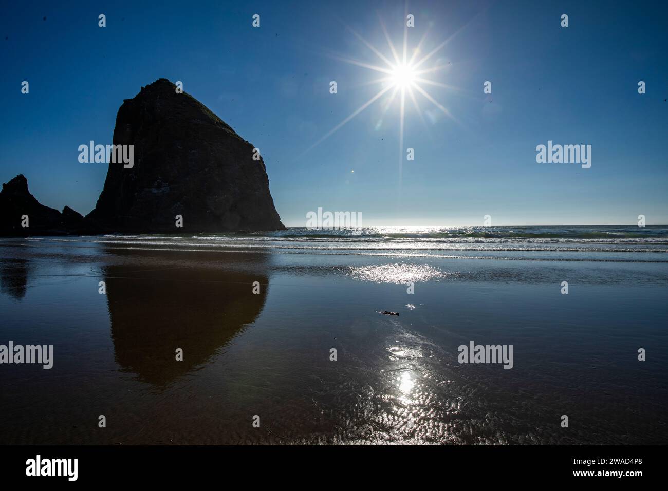 EE.UU., Oregon, Silueta de Haystack Rock en Cannon Beach Foto de stock