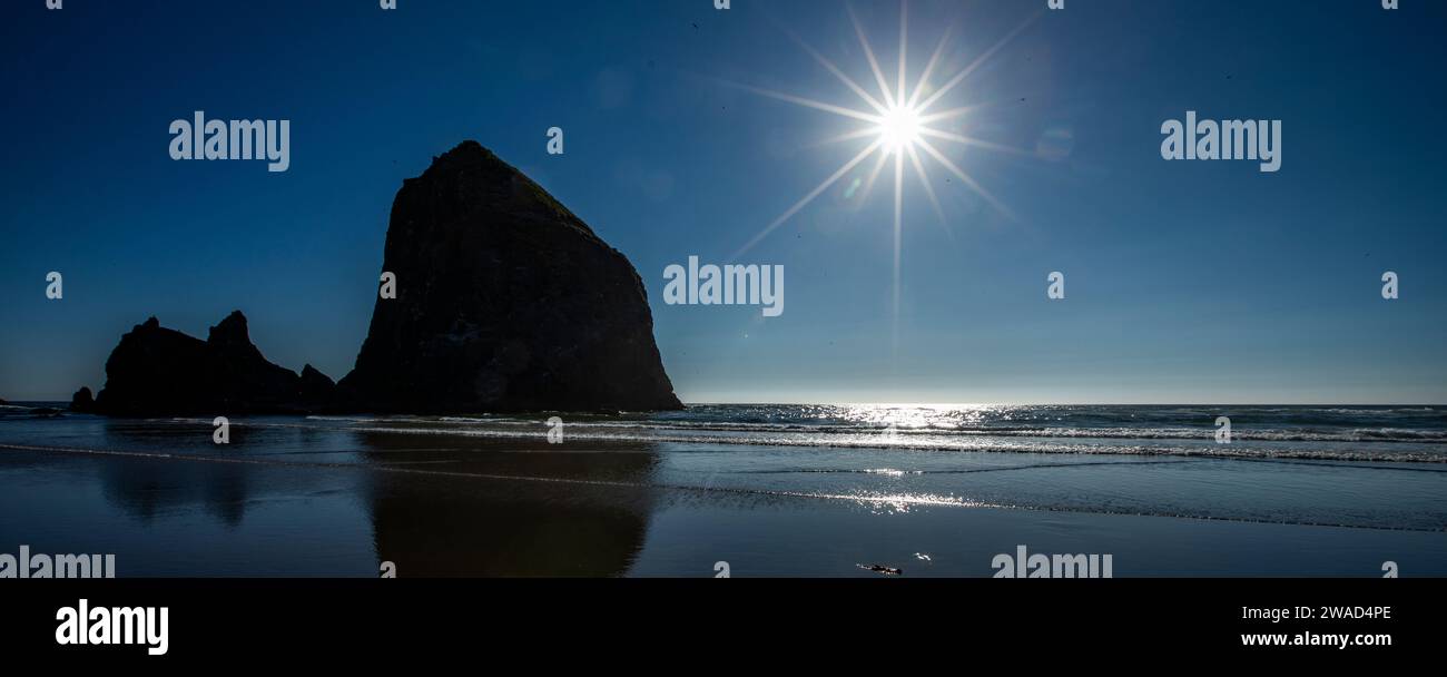 EE.UU., Oregon, Silueta de Haystack Rock en Cannon Beach Foto de stock