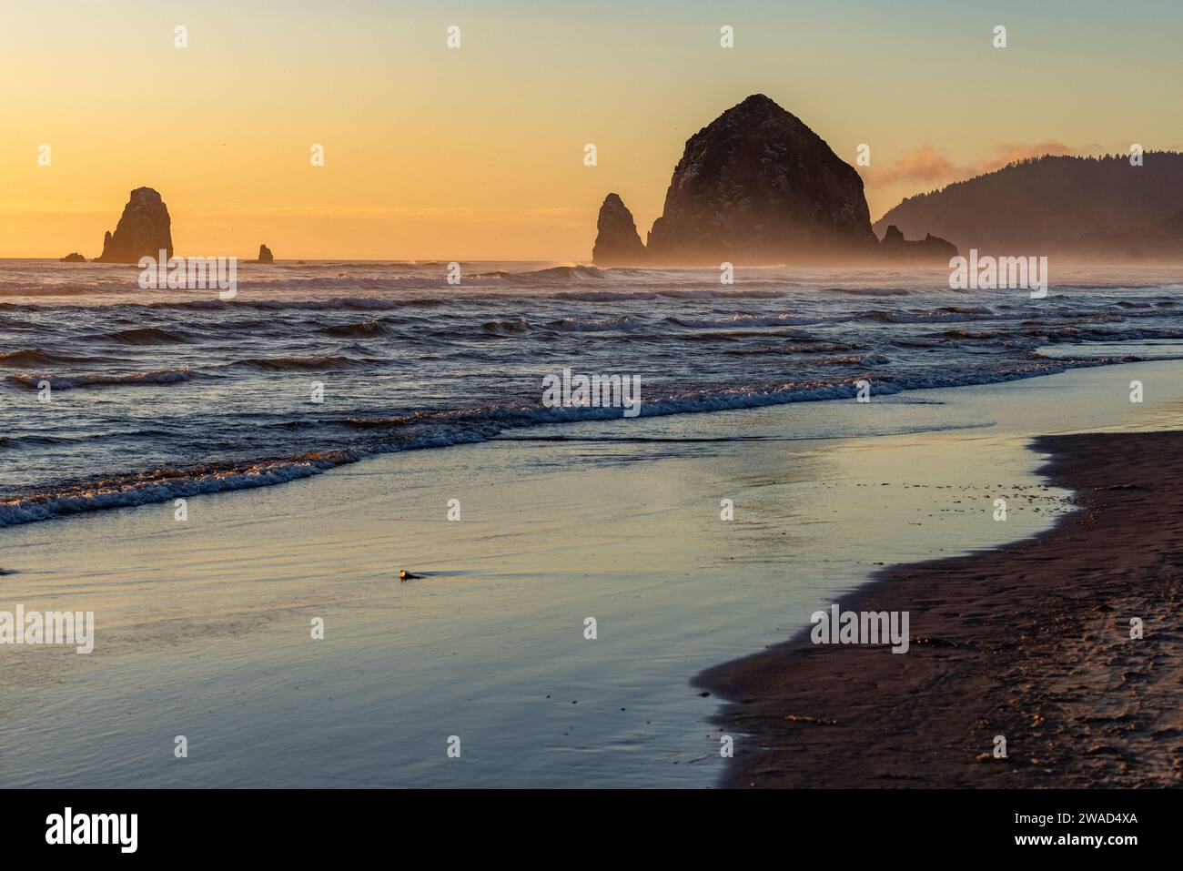 Estados Unidos, Oregon, Haystack Rock en Cannon Beach al atardecer Foto de stock