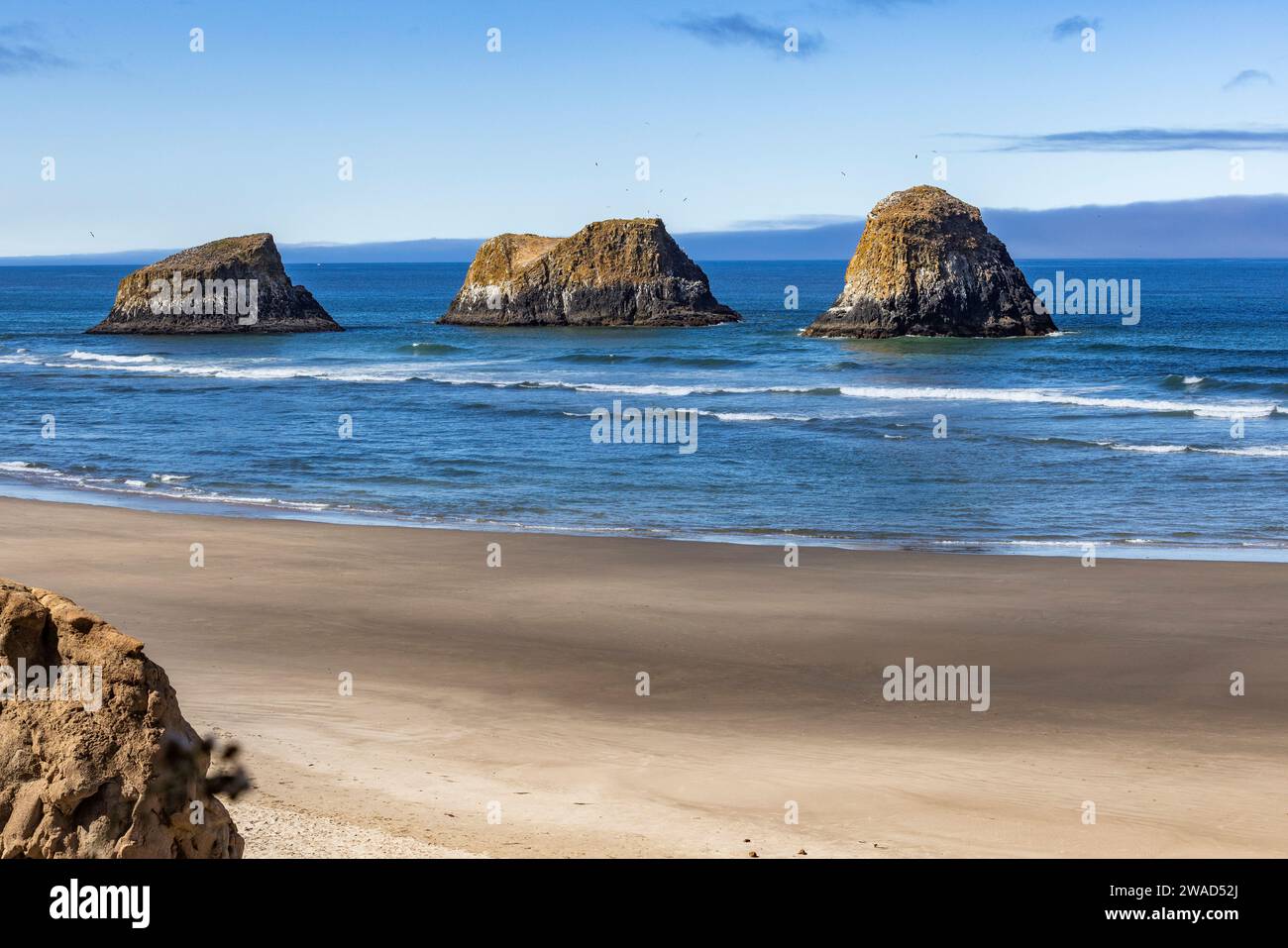 Estados Unidos, Oregón, formaciones rocosas en el mar en Cannon Beach Foto de stock