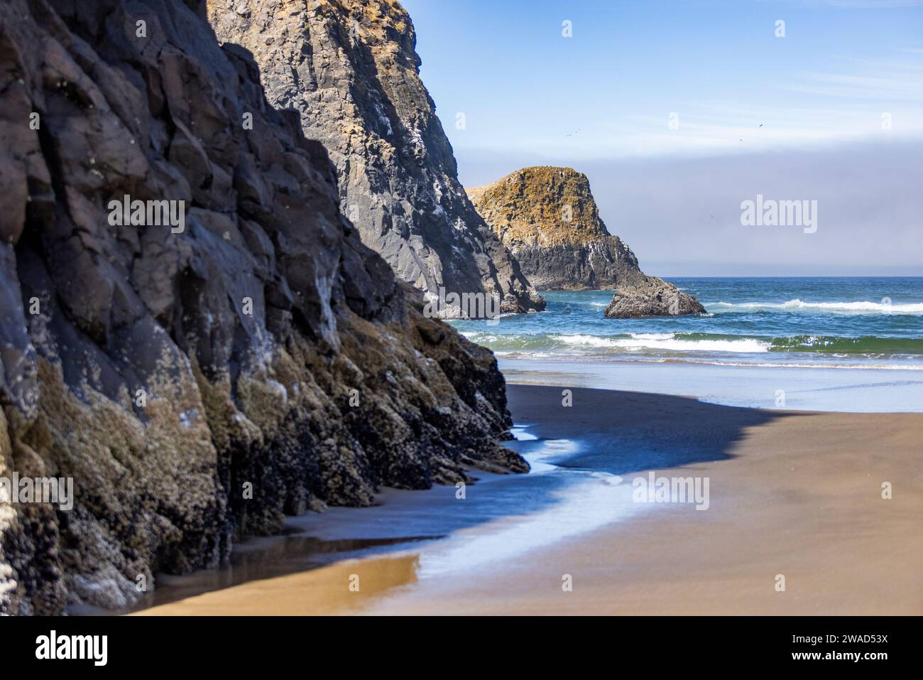 Estados Unidos, Oregón, acantilados rocosos a lo largo del mar en Cannon Beach Foto de stock