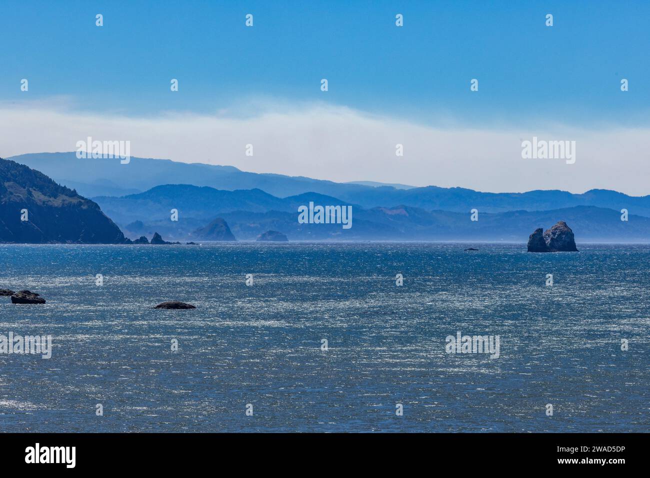 Estados Unidos, Oregón, Bandon, paisaje costero y mar ondulado Foto de stock