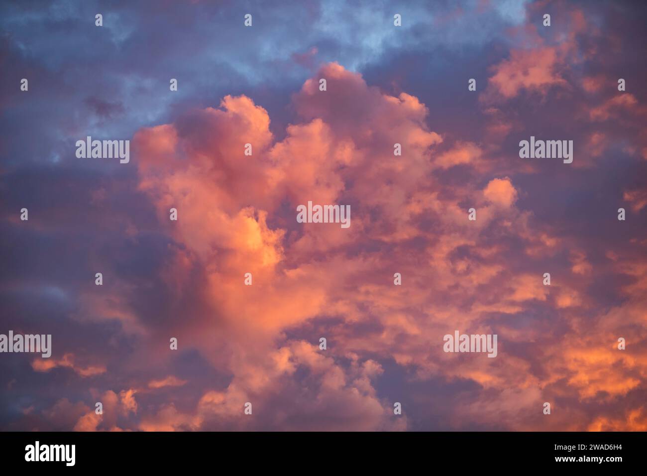 Nubes iluminadas por el sol Foto de stock