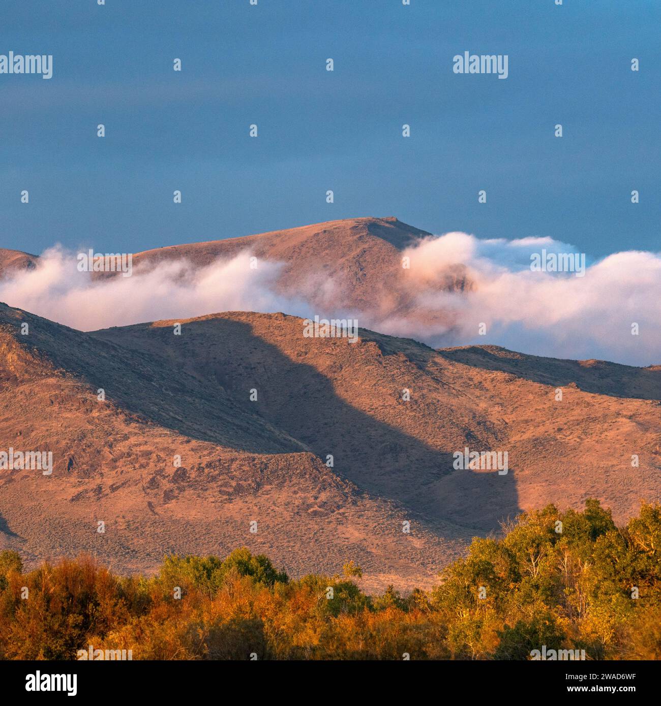 Estados Unidos, Idaho, Bellevue, Nubes rodando sobre las estribaciones en otoño Foto de stock