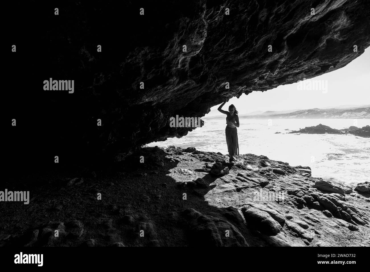 Sudáfrica, Hermanus, adolescente (16-17) explorando las cuevas de Klipgat en la Reserva Natural de Walker Bay Foto de stock