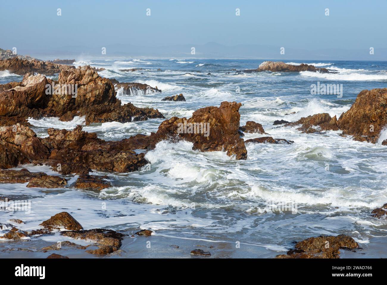 Sudáfrica, Hermanus, costa rocosa y mar en Kammabaai Beach Foto de stock