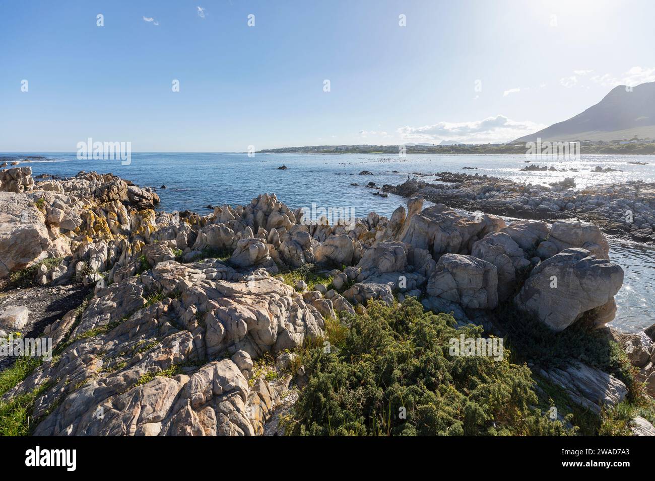 Sudáfrica, la costa rocosa y Onrus Beach en el día soleado Foto de stock