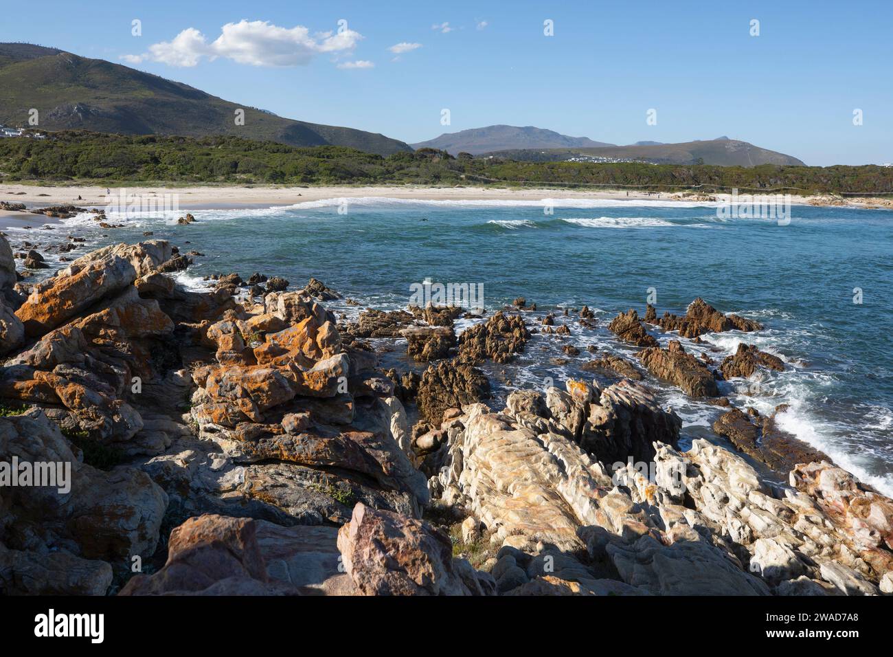 Sudáfrica, Onrus, Onrus Beach, Rocky Coast y Onrus Beach en el día soleado Foto de stock