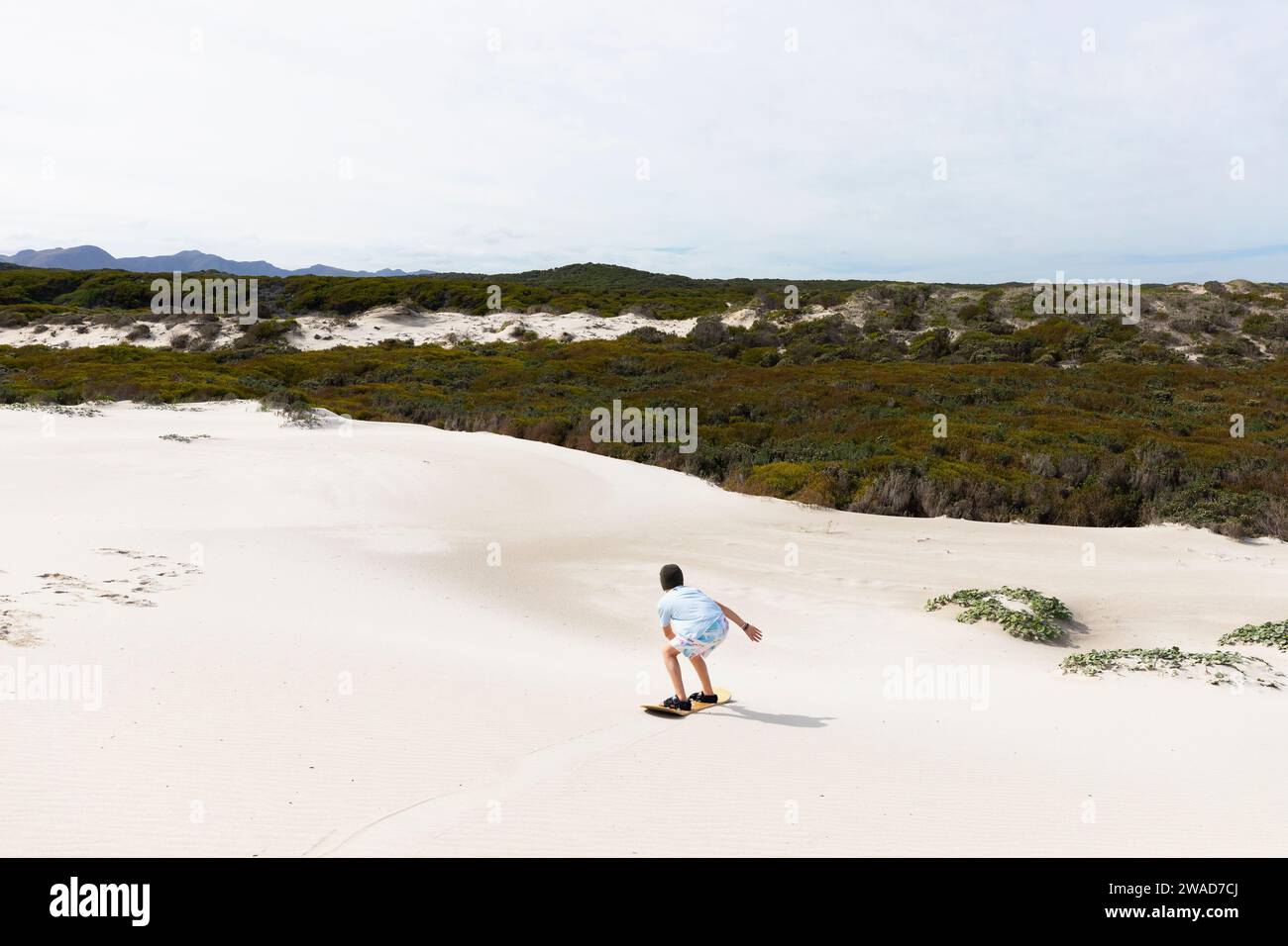 Niño (10-11) arena de embarque en la Reserva Natural Walker Bay Foto de stock