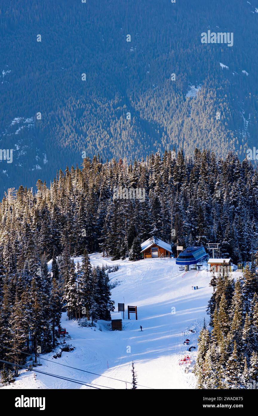 Una vista espectacular de la cabaña de Garbo cubierta de nieve y la