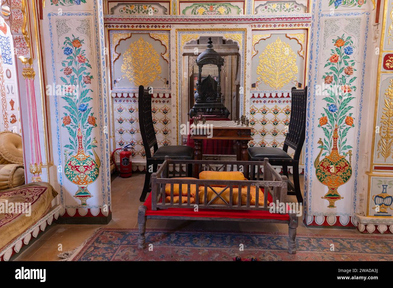 Jaisalmer, Rajastán, India - 16 de octubre de 2019: Antigua habitación para jugar al ajedrez con paredes bellamente diseñadas y pintadas, sillas antiguas para rel Foto de stock