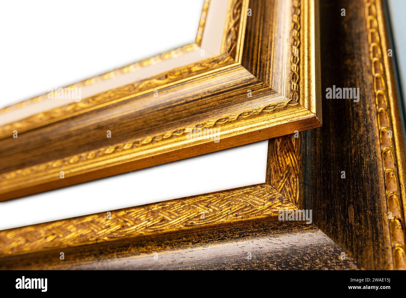 Marcos de madera antiguos. Antiguos marcos de madera rústica de cerca. Antiguo marco dorado tallado. Enfoque seleccionado Foto de stock