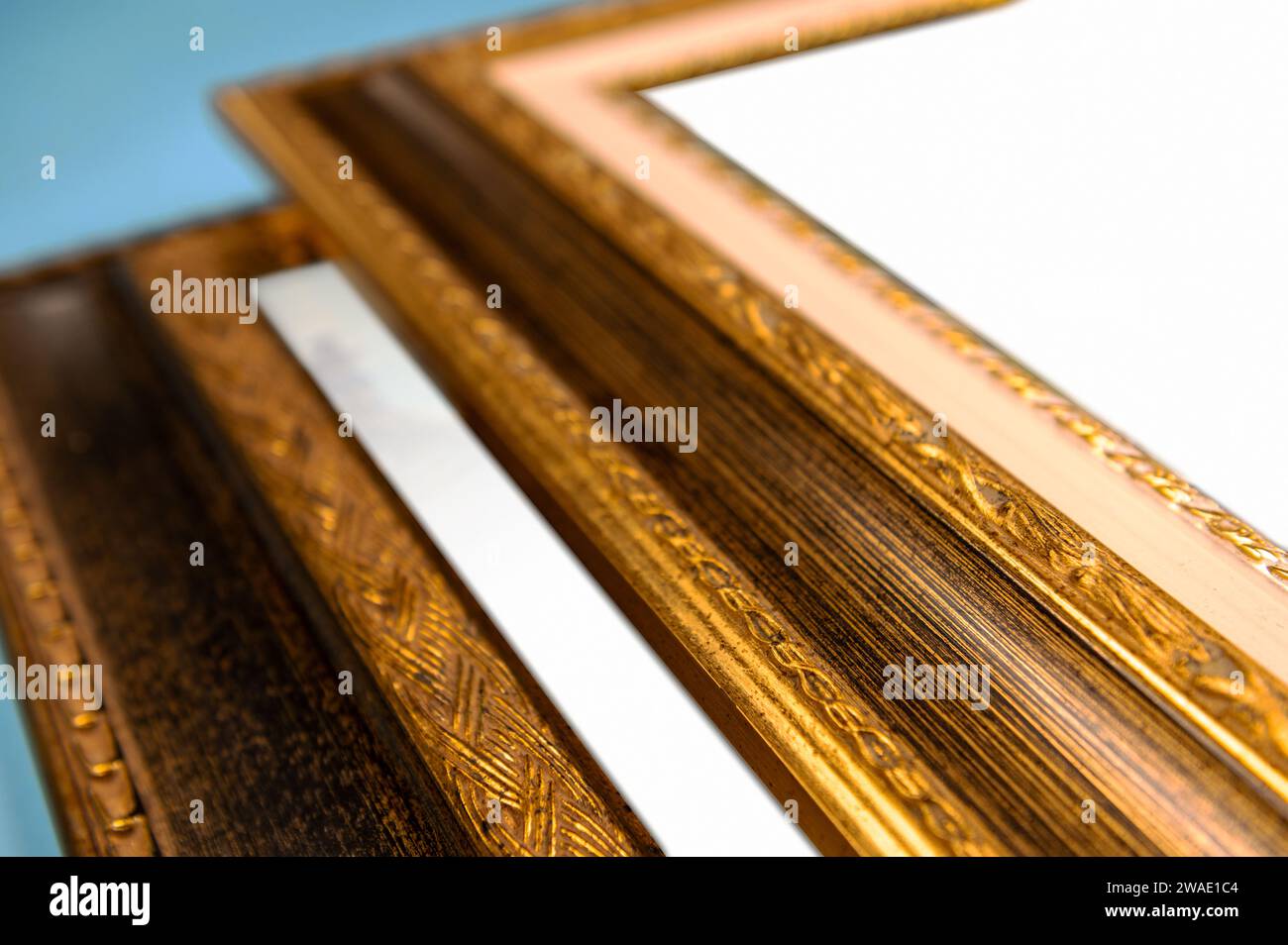 Marcos de madera antiguos. Antiguos marcos de madera rústica de cerca. Antiguo marco dorado tallado. Enfoque seleccionado Foto de stock