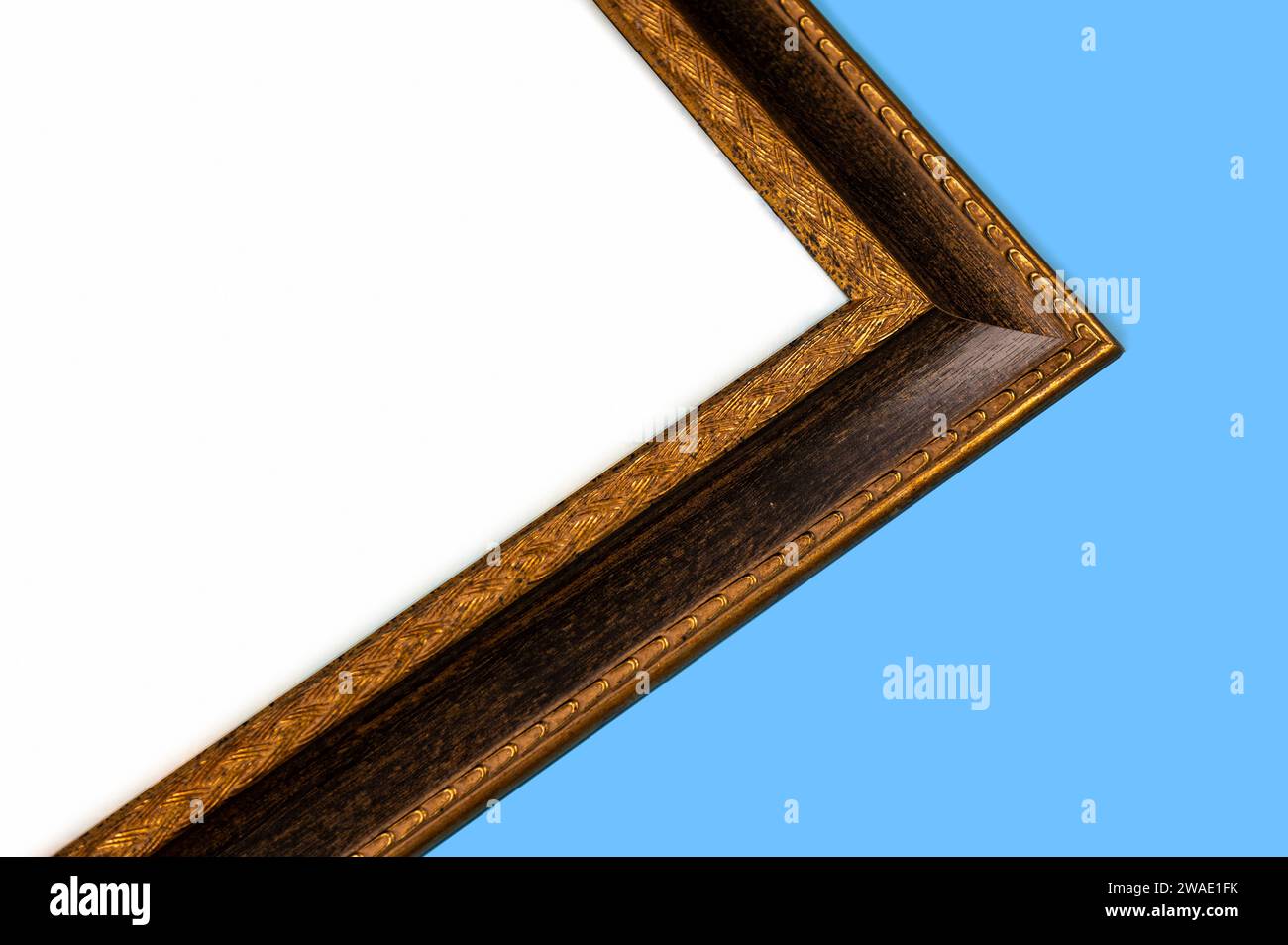 Marco de madera antiguo. Antiguo marco de madera rústica. Antiguo marco dorado tallado Foto de stock