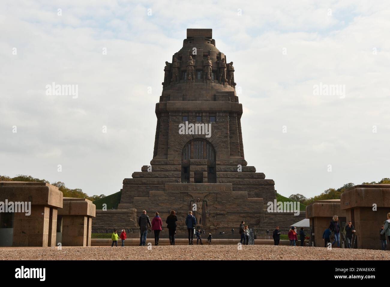 Un grupo de turistas en Monumento a la Batalla de las Naciones Foto de stock