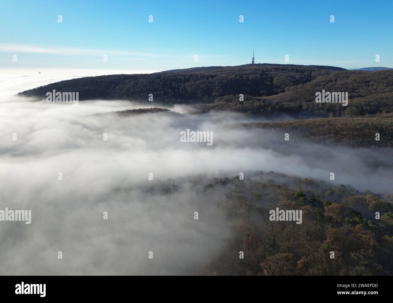 Vista sobre las nubes de la torre de radio Kamzik en Bratislava, Eslovaquia Foto de stock