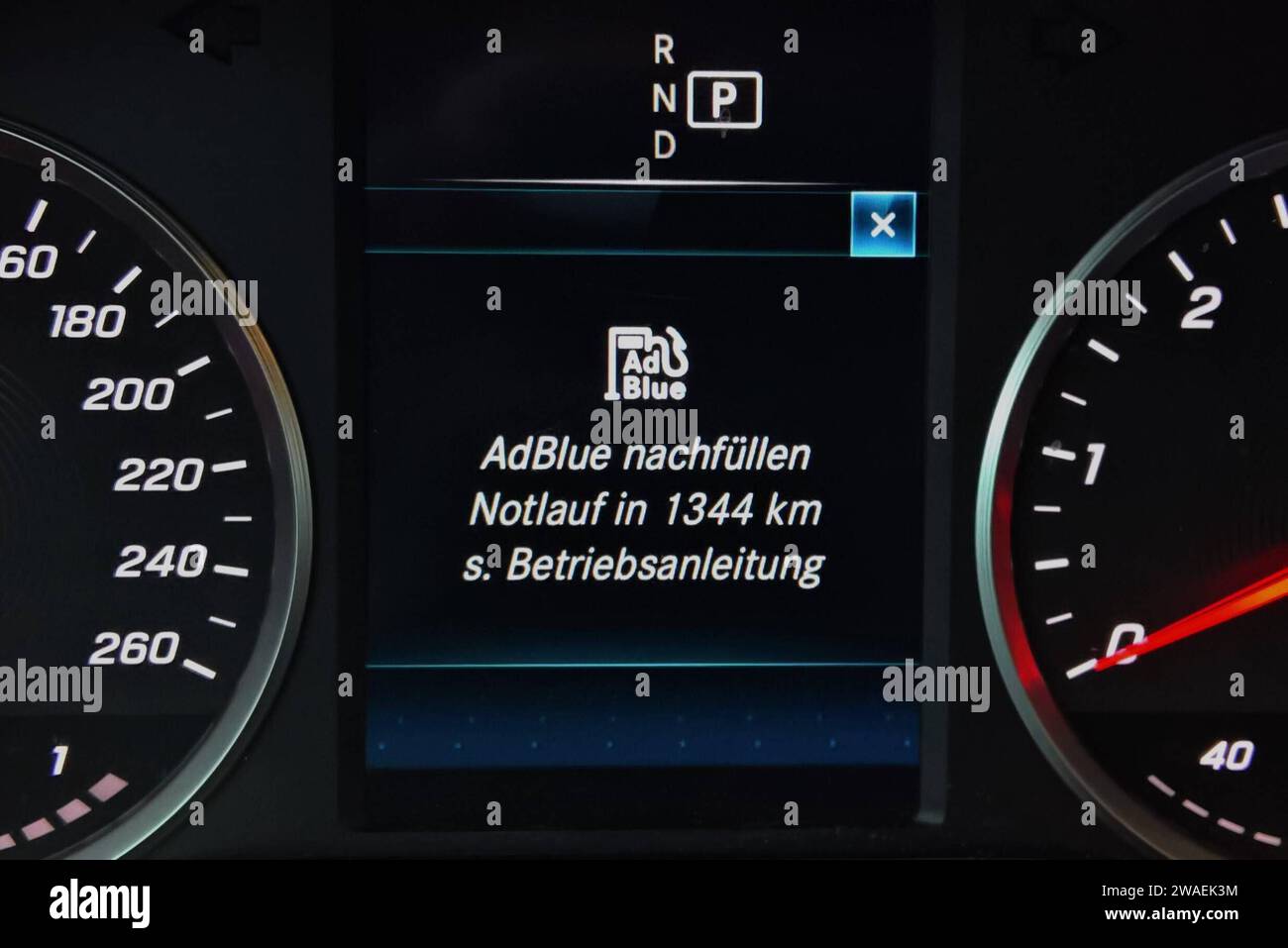 Ad Blue bzw AdBlue Tanken, anzeige im Cockpit, PKW Display im Armaturenbrett eines Fahrzeugs