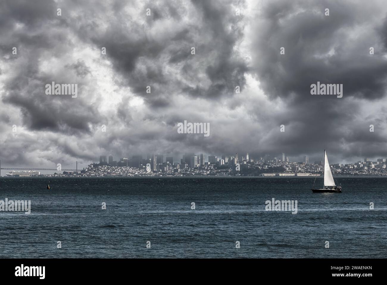El icónico paisaje urbano de San Francisco, visto desde la ciudad costera de Sausalito, California Foto de stock