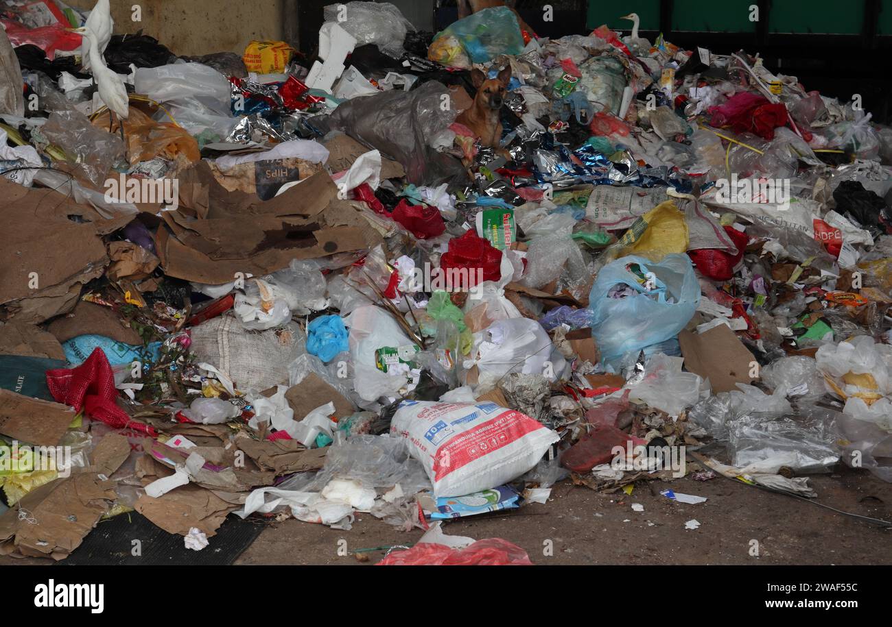 Horana, Sri Lanka - 25 de diciembre de 2023 - Un montón de residuos urbanos recogidos para enviar para su reciclaje sin ser seleccionados por separado. Foto de stock