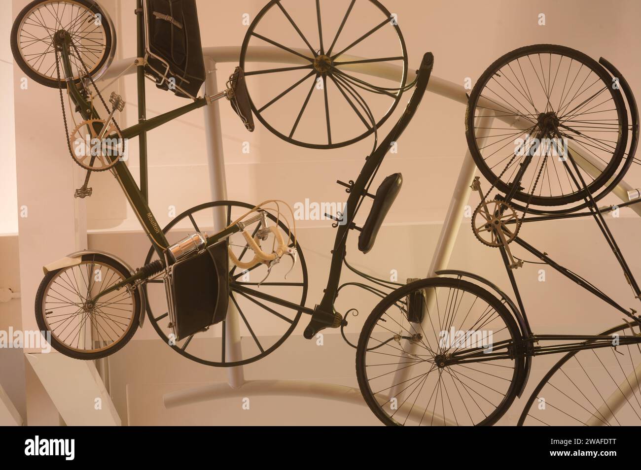 Exhibición de bicicletas en el techo en el vestíbulo de entrada del Museo de Ciencias de Londres Foto de stock