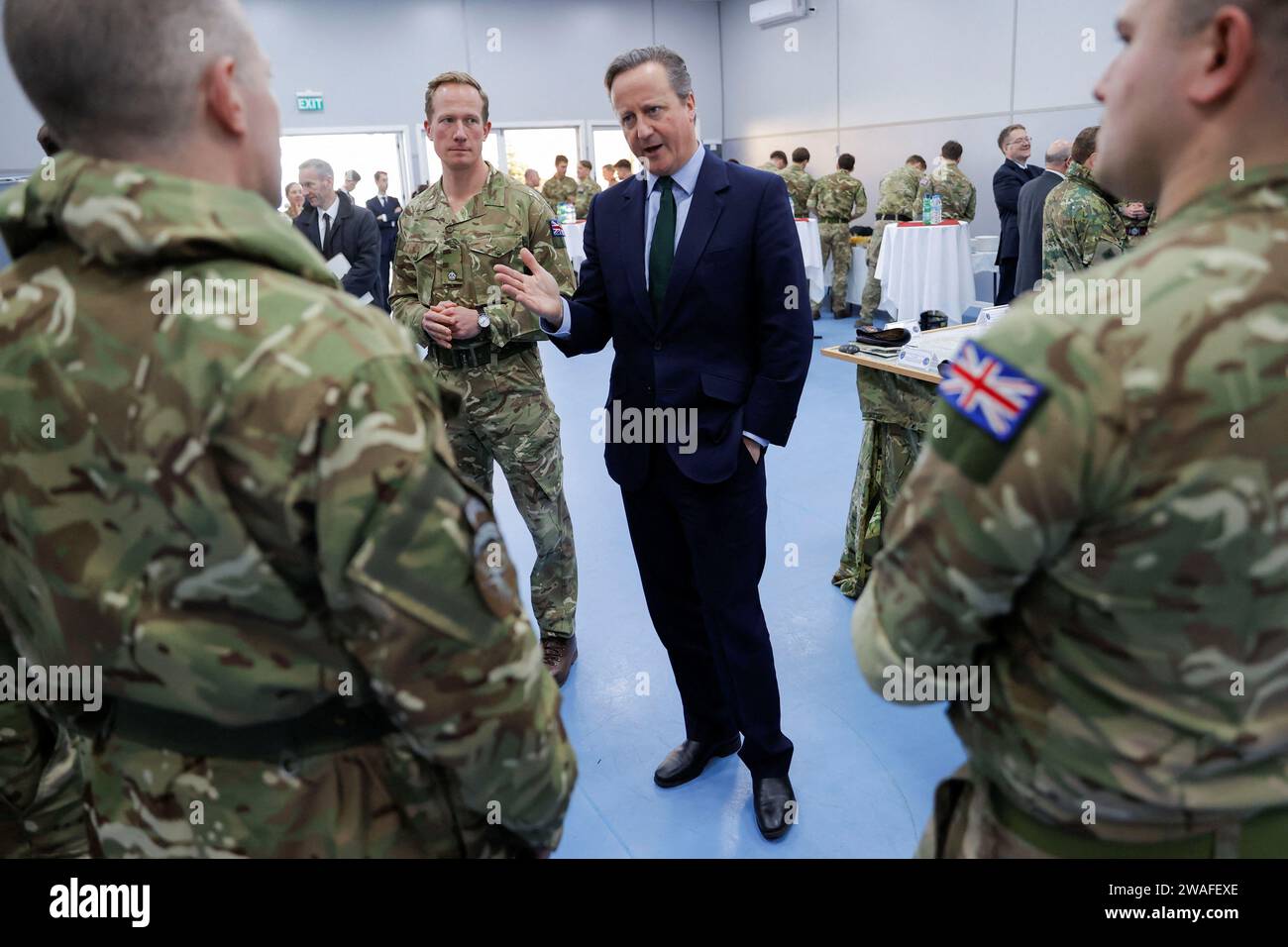 El secretario de Relaciones Exteriores, David Cameron, se reúne con las tropas británicas, parte de la misión de paz dirigida por la OTAN, durante una visita a Pristina, Kosovo. Fecha de la foto: Jueves 4 de enero de 2024. Foto de stock