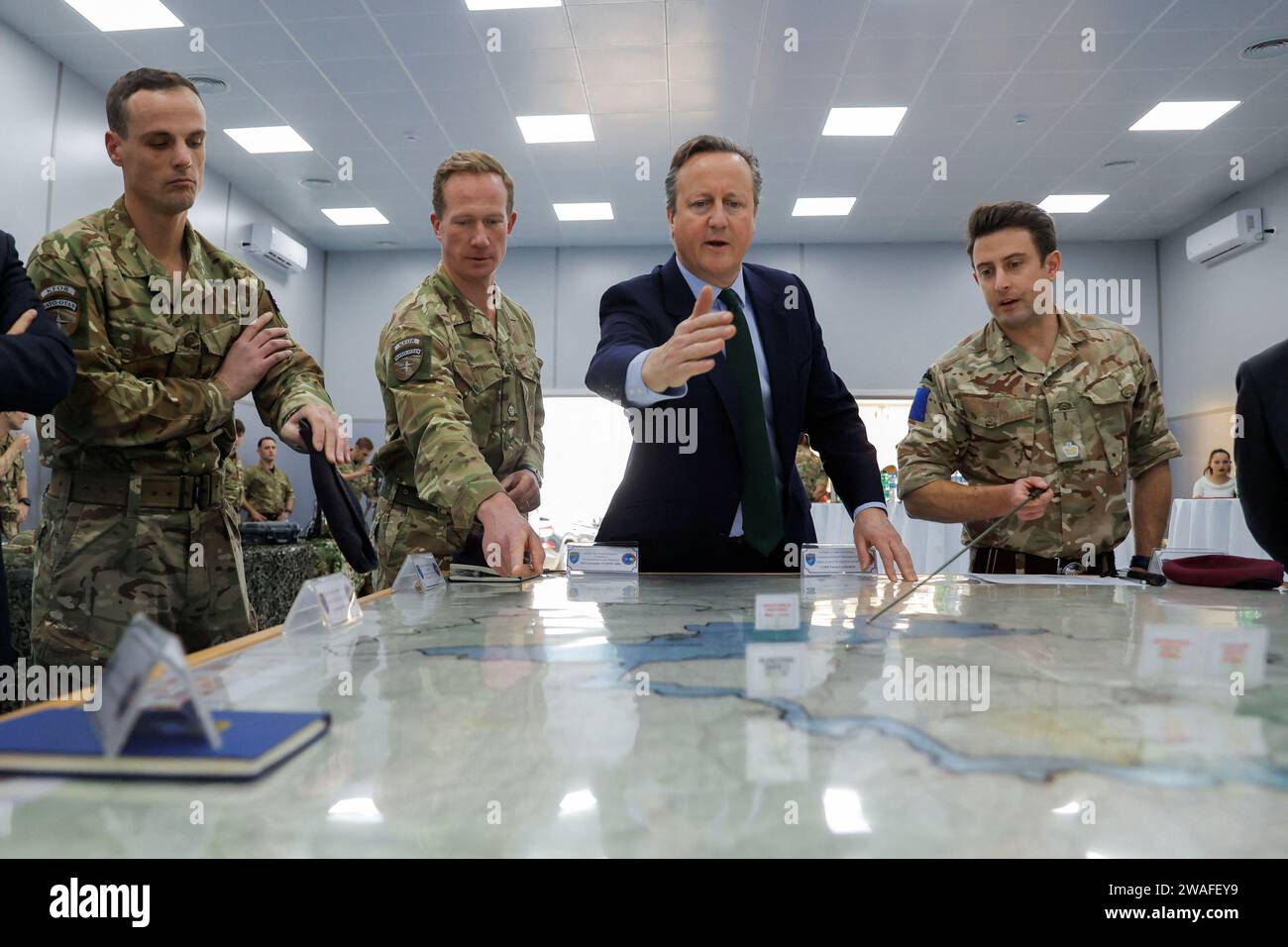 El secretario de Relaciones Exteriores, David Cameron, se reúne con las tropas británicas, parte de la misión de paz dirigida por la OTAN, durante una visita a Pristina, Kosovo. Fecha de la foto: Jueves 4 de enero de 2024. Foto de stock