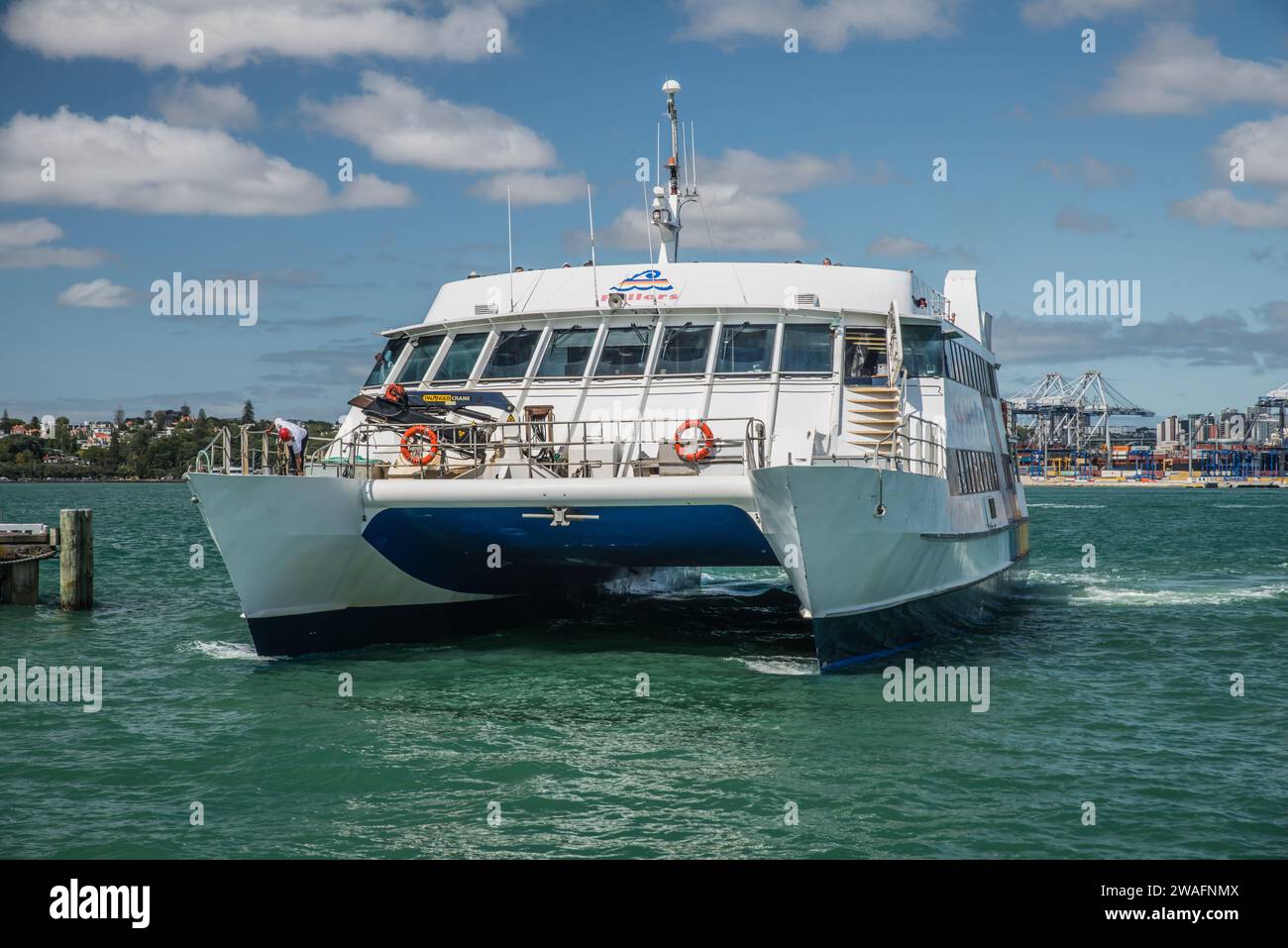 Un barco de ferry catamarán que llega al puerto de ferry en Devonport, Nueva Zelanda Foto de stock