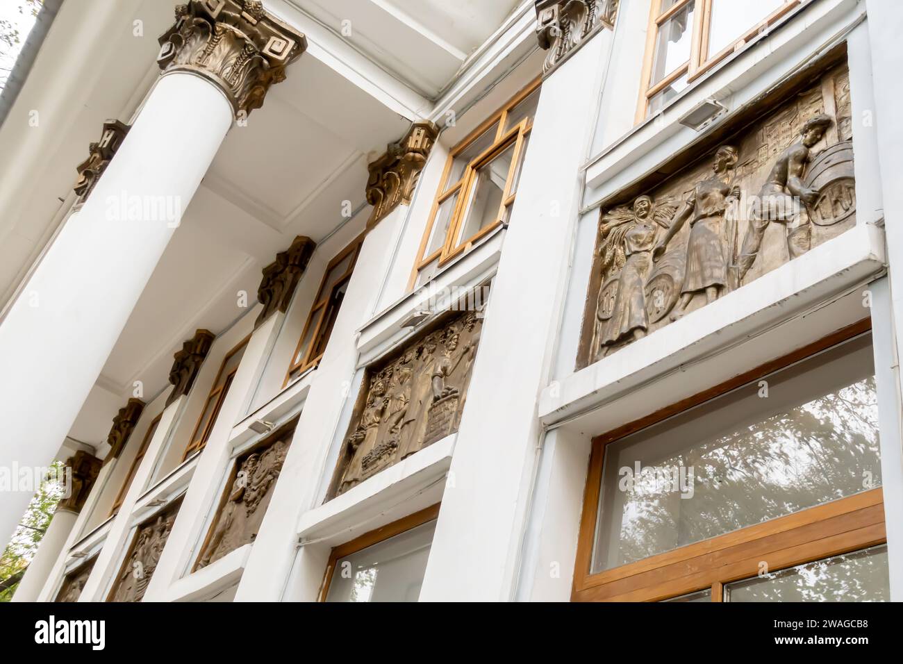 Bajorrelieves en la fachada del Museo Nacional de Libros (antiguo edificio Kazpivo), Almaty Kazajistán. Artista Ivan Vakhek, 1935 años Foto de stock