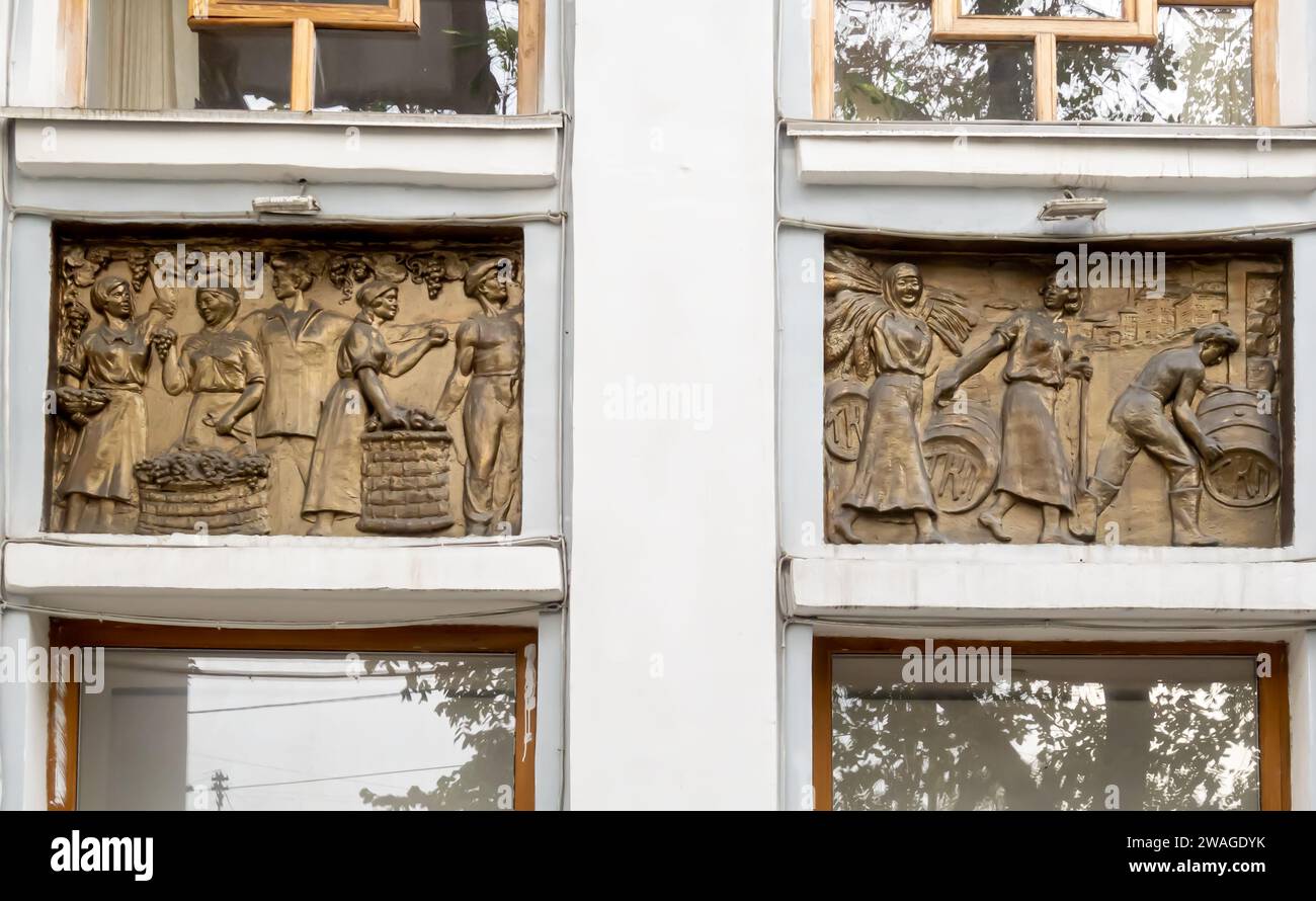Bajorrelieves en la fachada del Museo Nacional de Libros (antiguo edificio Kazpivo), Almaty Kazajistán. Artista Ivan Vakhek, 1935 años Foto de stock