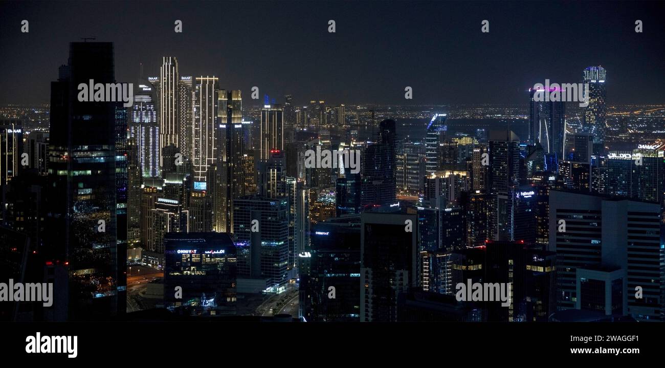 Dubai, paisaje urbano de los Emiratos Árabes Unidos por la noche Foto de stock